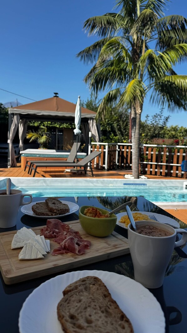 Outdoor pool, a heated pool - Finca Vista al Teide with private swimmingpool and jacuzzi, Wifi and Sat TV (Santa Úrsula)