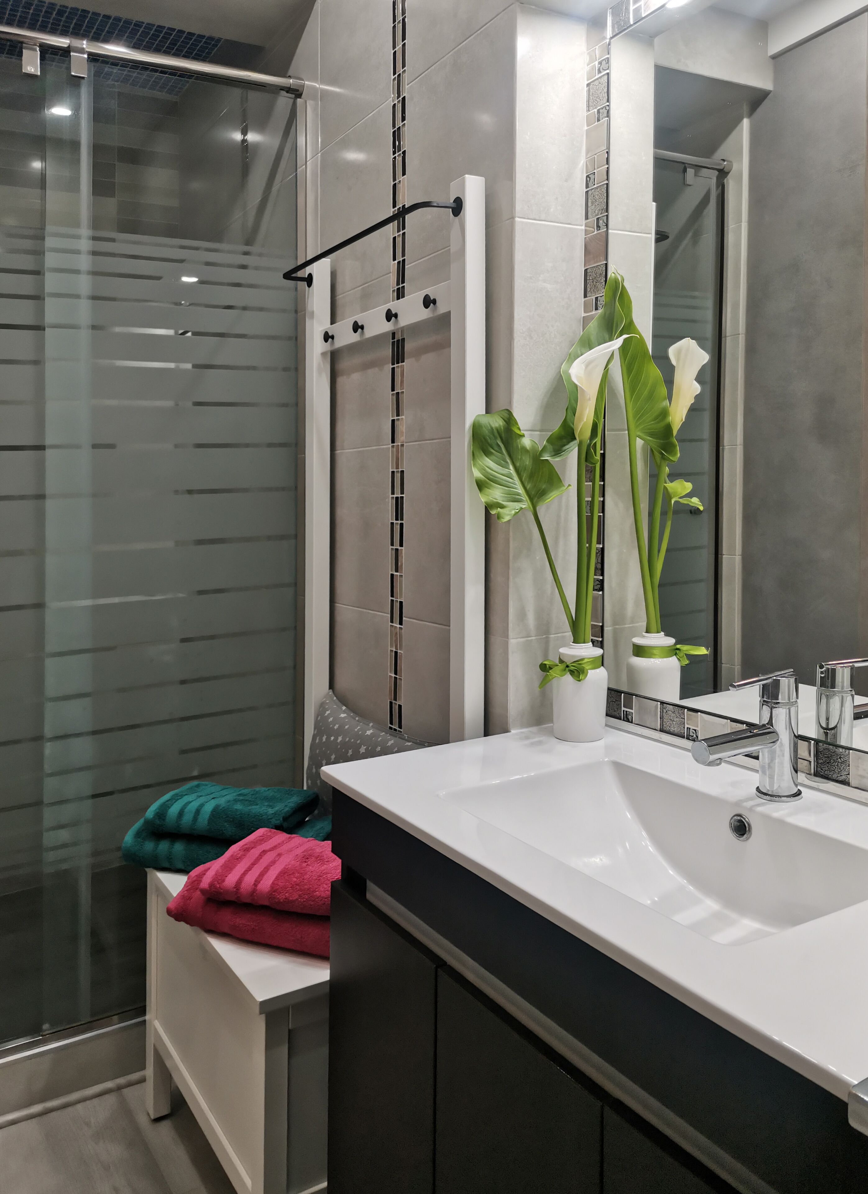 Een douche, een haardroger, een bidet, handdoeken