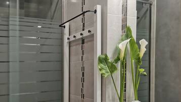 Een douche, een haardroger, een bidet, handdoeken