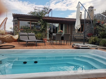 Terraza con mesa comedor para 4 comersales y piscina