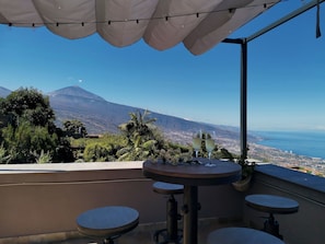 Outdoor dining - Finca Vista al Teide with private swimmingpool and jacuzzi, Wifi and Sat TV (Santa Úrsula)