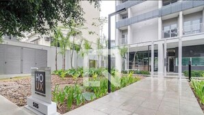 Un edificio moderno con un cartello che riporta la scritta “HOUX” e il numero “535”.