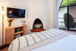 Bureau, fer et planche à repasser, lit de bébé portatif, Wi-Fi