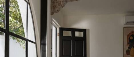 1 chambre, bureau, fer et planche Ă  repasser, lit parapluie