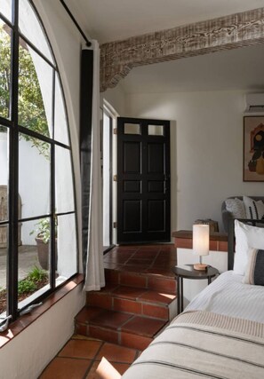 1 habitación, escritorio, tabla de planchar con plancha y cuna de viaje