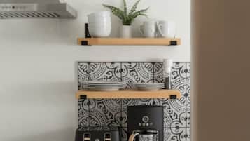 冷蔵庫、電子レンジ、オーブン、コンロ