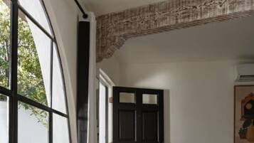 1 chambre, bureau, fer et planche à repasser, lit parapluie