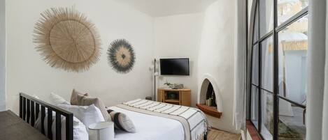 1 habitación, escritorio, tabla de planchar con plancha y cuna de viaje