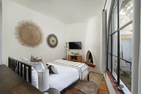 1 habitación, escritorio, tabla de planchar con plancha y cuna de viaje