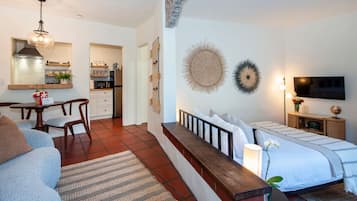 Een bureau, een strijkplank/strijkijzer, reisbedje, wifi