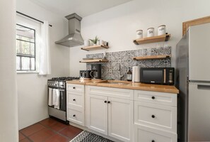 Een koelkast, een magnetron, een oven, een kookplaat