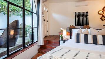 Een bureau, een strijkplank/strijkijzer, reisbedje, wifi