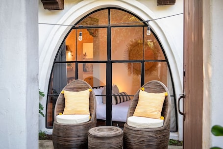 Desk, iron/ironing board, travel cot, WiFi. Charming Studio Hideaway in Montecito