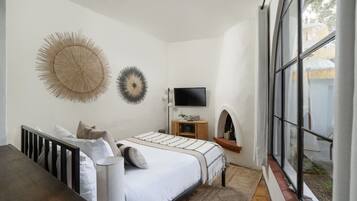 1 chambre, bureau, fer et planche à repasser, lit parapluie