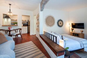 Room - Charming Studio Hideaway in Montecito (Montecito)