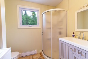 Chalet classique | Salle de bain | Douche cascade, séchoir à cheveux, pantoufles, serviettes fournies