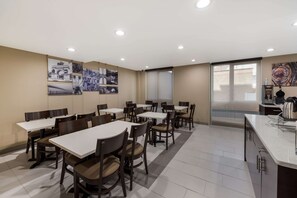 Free daily local cuisine breakfast - Sleep Inn Brooklyn - Sheepshead Bay (Brooklyn)