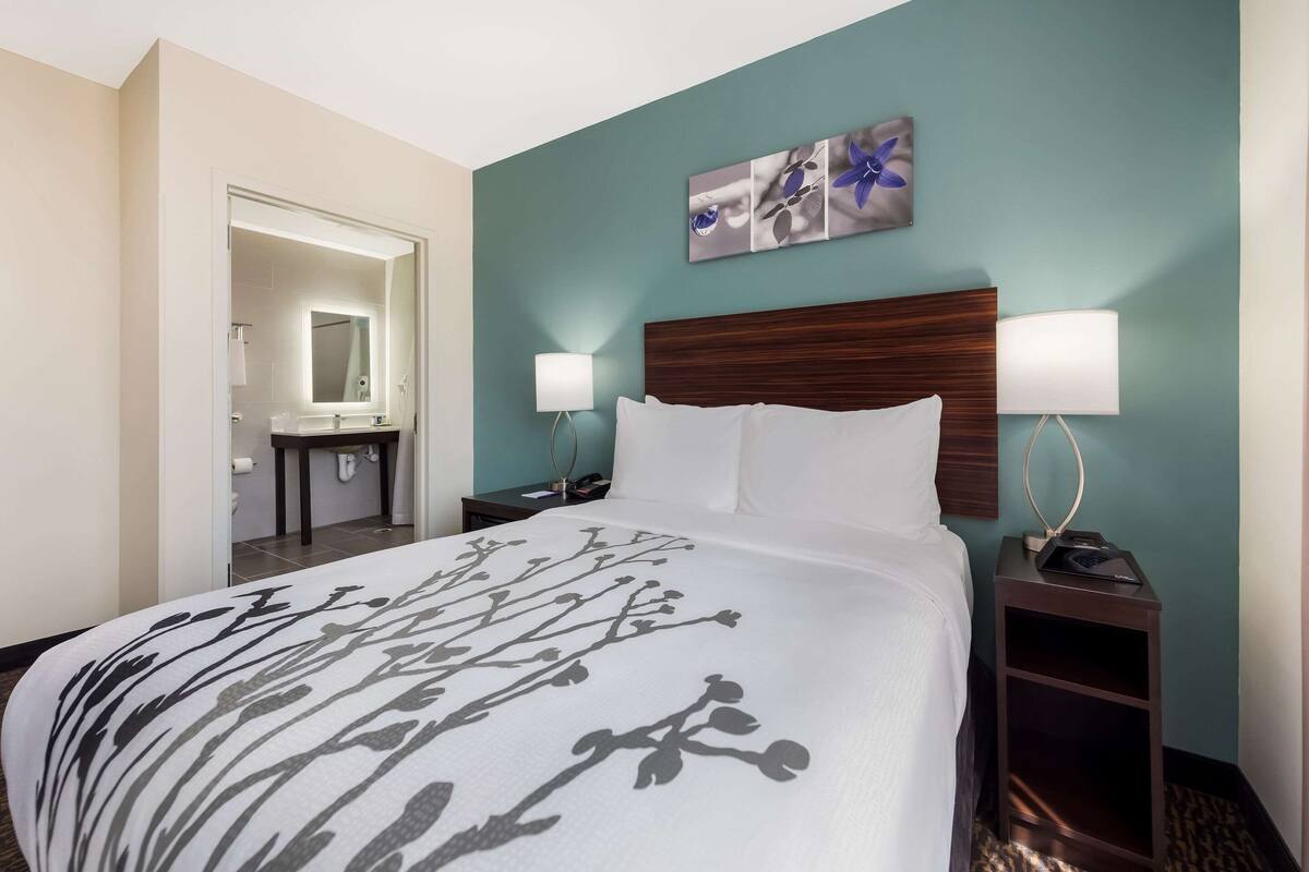 Habitación estándar, 1 cama matrimonial, con acceso para personas discapacitadas, para no fumadores | Cortinas blackout, tabla de planchar con plancha y wifi gratis 
