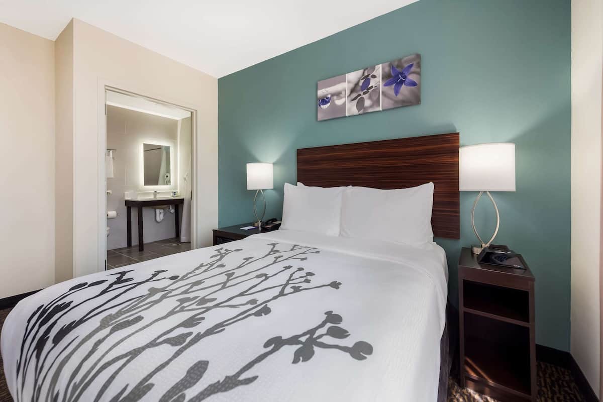 Habitación estándar, 1 cama matrimonial, con acceso para personas discapacitadas, para no fumadores | Cortinas blackout, tabla de planchar con plancha y wifi gratis