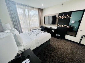 Quarto standard, 1 cama de casal, acessível, para não fumantes | Cortinas blackout, ferros/tábuas de passar roupa, Wi-Fi de cortesia