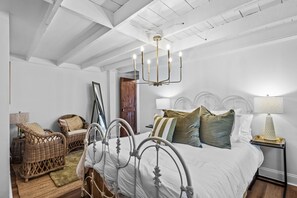 4 bedrooms, desk, iron/ironing board, free WiFi