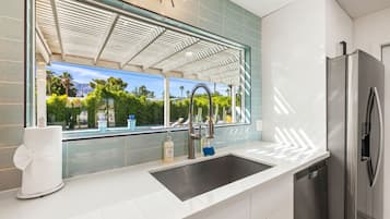 Lemari es, microwave, oven, dan kompor