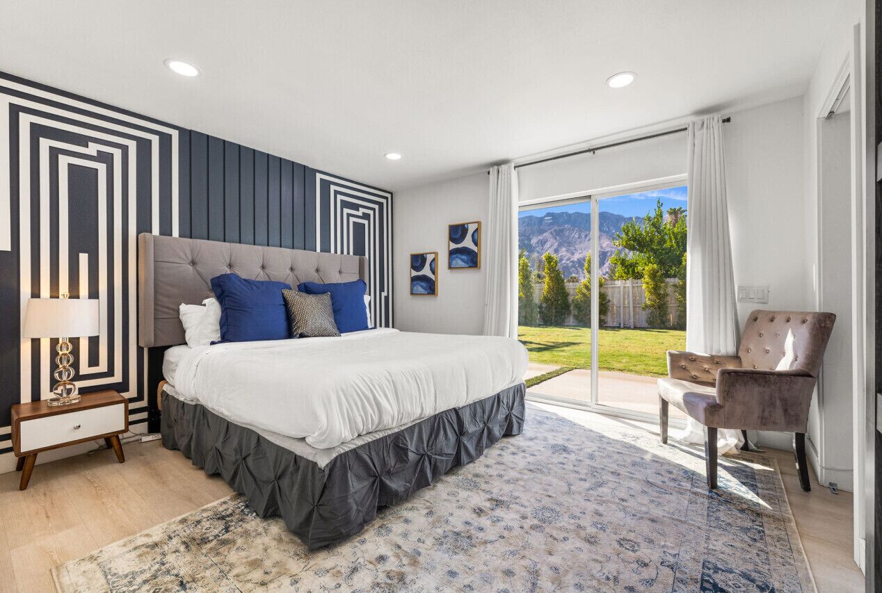 4 عدّة غرف نوم ومكتب ومكواة/لوح كي وسرير سفر