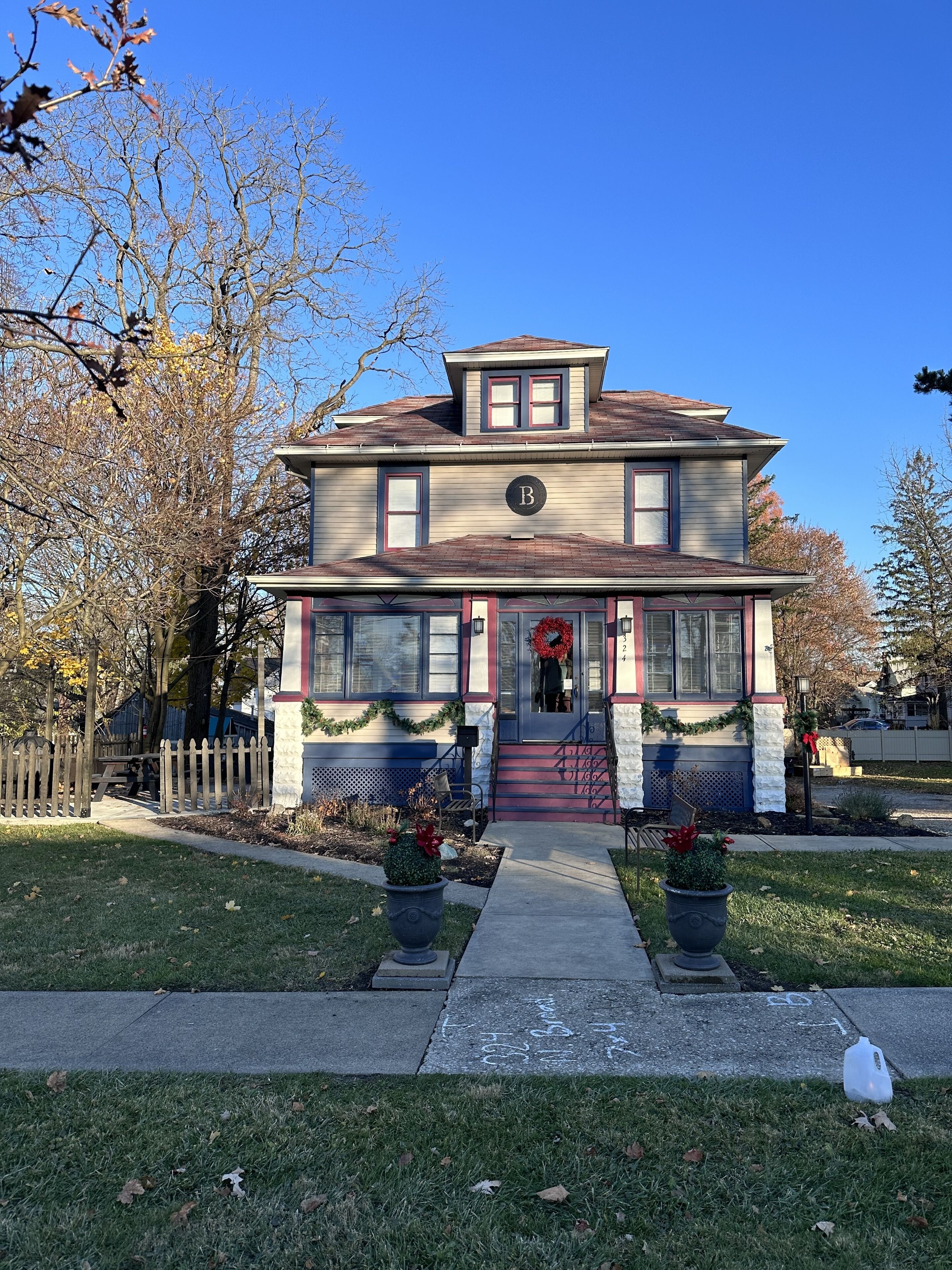 Broadway House Vacation Home, Medina Ohio New! 6 BDRM, 2 Blocks from Town Square
