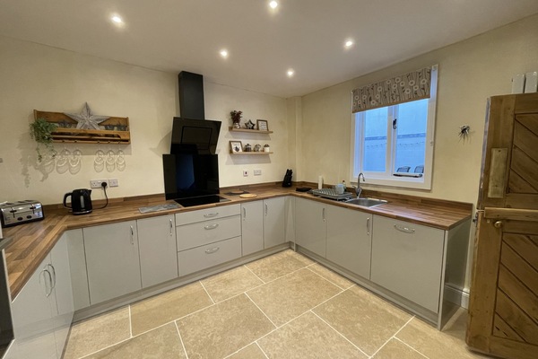 Cottage | Private kitchen | Dishwasher, cookware/dishes/utensils