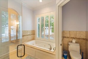 Dusche, Whirlpool, Haartrockner, Handtücher