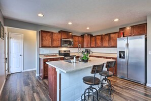 Frigorifero, microonde, piano cottura, lavastoviglie