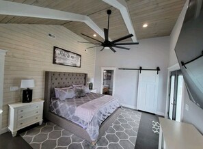 5 bedrooms, desk, iron/ironing board, free WiFi