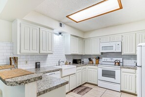 Réfrigérateur, micro-ondes, plaque de cuisson, lave-vaisselle