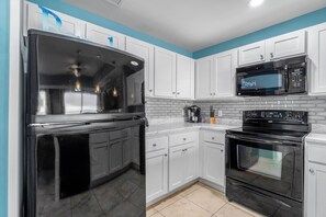 Refrigerador, microondas, horno y parrilla de estufa 