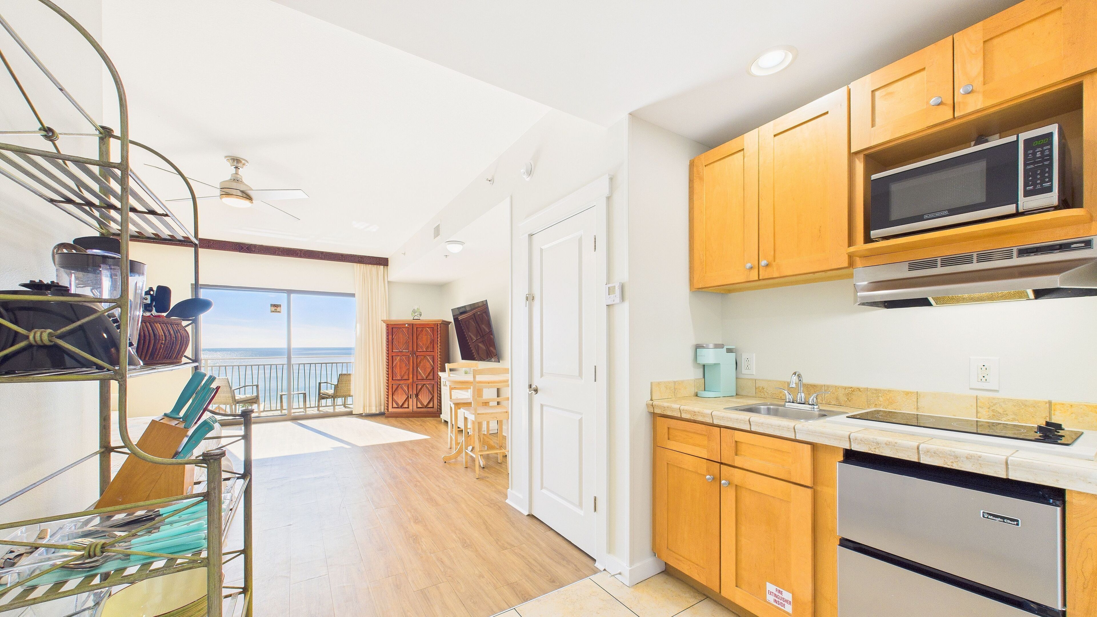 Kjøleskap, mikrobølgeovn, kokeplater og kaffetrakter/tekoker