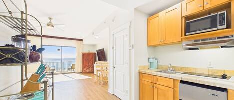 Kjøleskap, mikrobølgeovn, kokeplater og kaffetrakter/tekoker