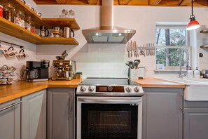 Fridge, microwave, oven, stovetop - Big Warm Hug of a Cabin! Luxury Linens, Best Coffee Station for Miles (Apex)