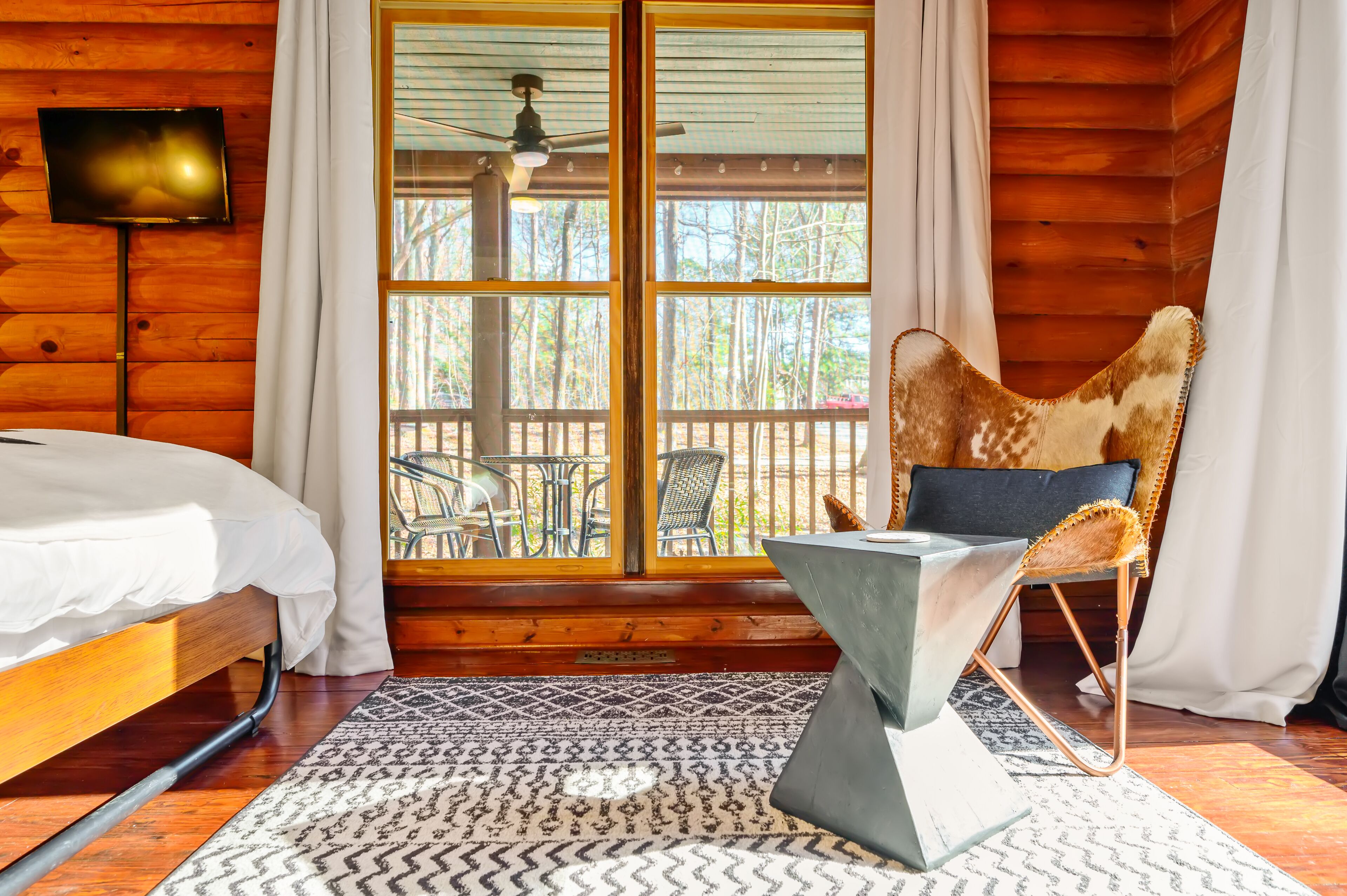 3 chambres, bureau, fer et planche à repasser, lit parapluie