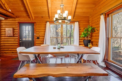 Big Warm Hug of a Cabin! Luxury Linens, Best Coffee Station for Miles