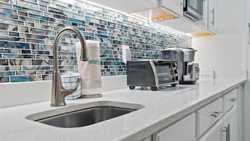 Réfrigérateur, micro-ondes, cafetière/bouilloire, grille-pain