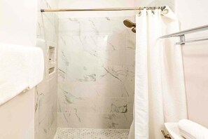 Dusche, Haartrockner, Handtücher