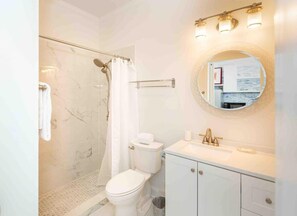 Regadera, secadora de cabello, toallas 