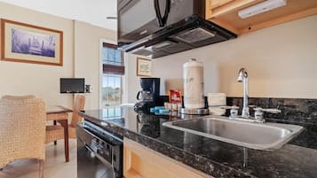 KylskÄp, mikrovÄgsugn, kaffe- och tebryggare och brödrost