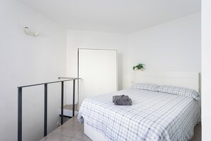 1 habitación, tabla de planchar con plancha, wifi y ropa de cama