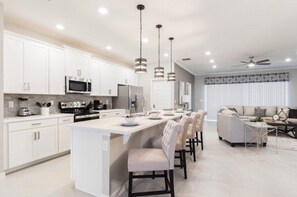 Kjøleskap, mikrobølgeovn, ovn og oppvaskmaskin