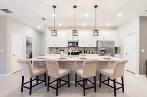 Kjøleskap, mikrobølgeovn, ovn og oppvaskmaskin