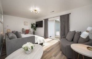 2 室のベッドルーム、デスク、旅行用ベビーベッド、WiFi (無料)