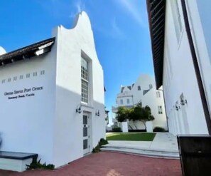 A white building with a sign reading "United States Post Office Jacksonville, Florida."