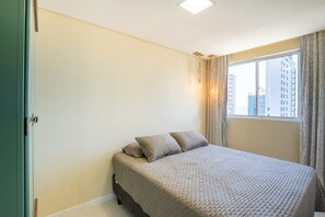 Apartment | 2 bedrooms, blackout curtains, free WiFi - Residencial Santorini Confort Club (Picarras)