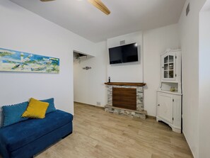 TV, fireplace, books - Farmhouse in the green 5 minutes from the sea - 1km highway- parking-relax zone  (san vito chietino)